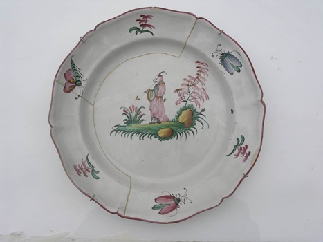 Fayenceteller, Ostfrankreich, Chinoiserie-Bemalung
